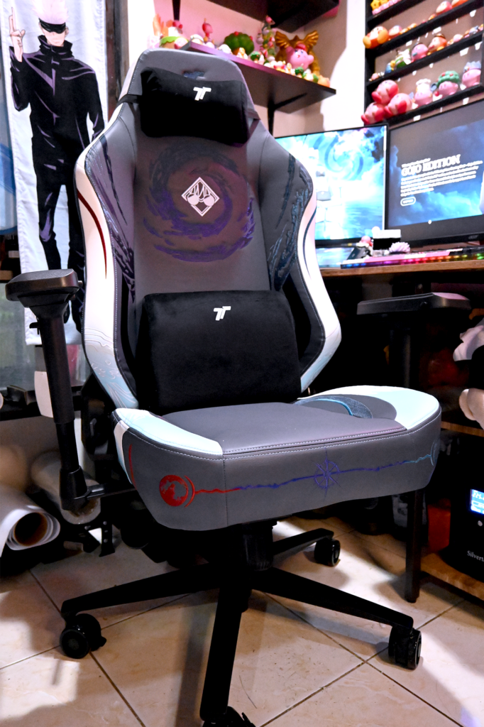 Reseña de la Silla Gamer TTRacing Maxx Jujutsu Kaisen - ¡La Edición Gojo que No Te Querrás Perder! TTRacing Maxx Jujutsu Kaisen Gaming Chair - Gojo Edition Front View